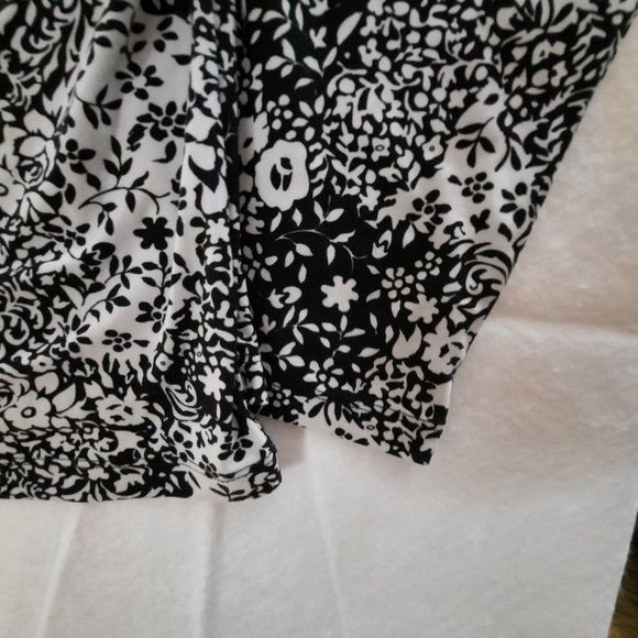 tres YOU Soft Black and White Floral Printed Scalloped Neck Top Ladies size XL - Picture 5 of 9